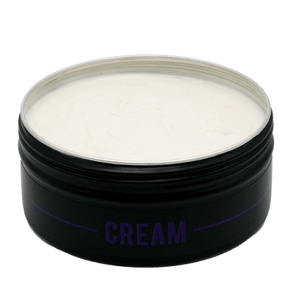 KAPR Cream – open zwarte pot met lichte hairstyling cream op transparante achtergrond.