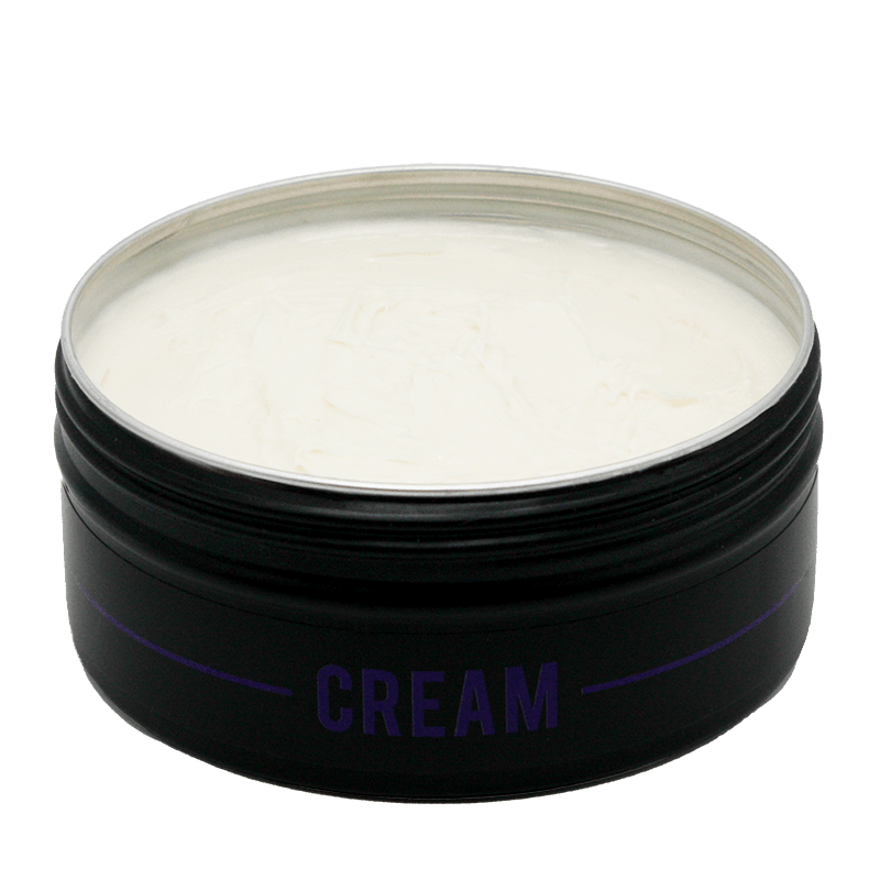 KAPR Cream – open zwarte pot met lichte hairstyling cream op transparante achtergrond.