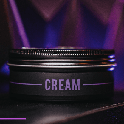 Close-up van KAPR Cream pot – stijlvolle barbershop hairstyling cream met modern design.