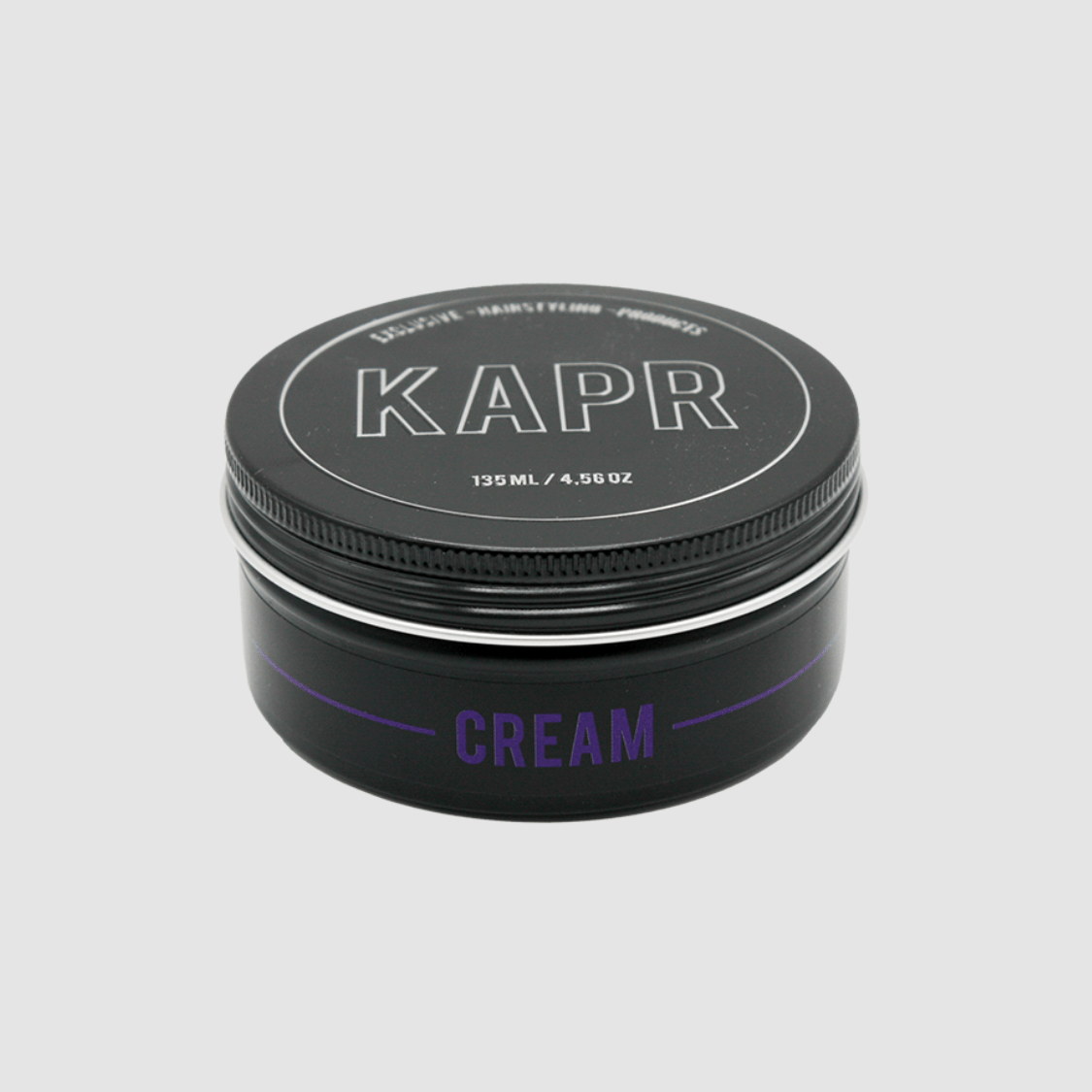 KAPR Cream – zwarte pot met wit logo op grijze achtergrond, professionele hairstyling cream.