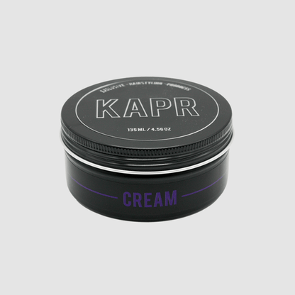 KAPR Cream – zwarte pot met wit logo op grijze achtergrond, professionele hairstyling cream.