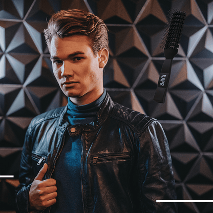 Man met gestyled haar naast KAPR föhnborstel – professionele barbershop stylingtool.
