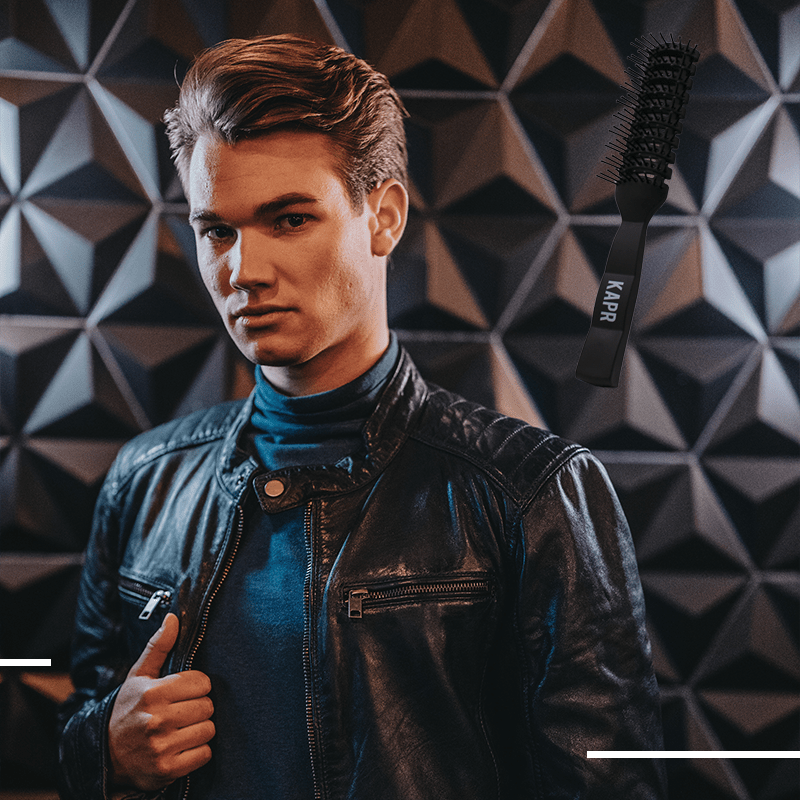 Man met gestyled haar naast KAPR föhnborstel – professionele barbershop stylingtool.