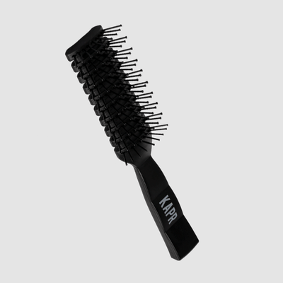KAPR ronde borstel op witte achtergrond – professionele föhnborstel voor barbers en stylisten.