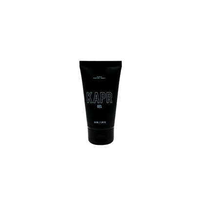 KAPR Gel – zwarte tube met wit logo op transparante achtergrond, professionele haarstyling gel.