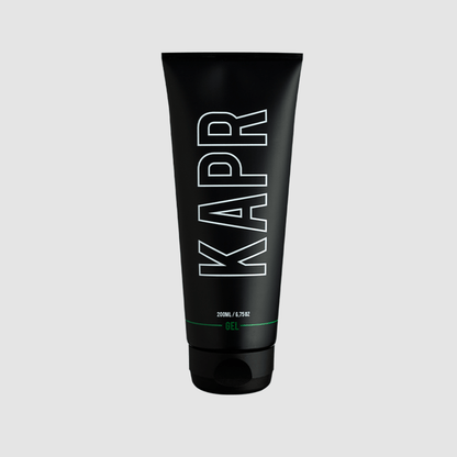 KAPR Gel – zwarte tube met wit logo op grijze achtergrond, professionele barbershop gel.