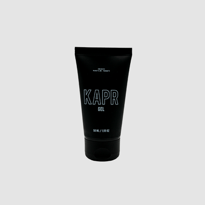 KAPR Gel – zwarte tube met wit logo op grijze achtergrond, compacte professionele haarstylinggel.