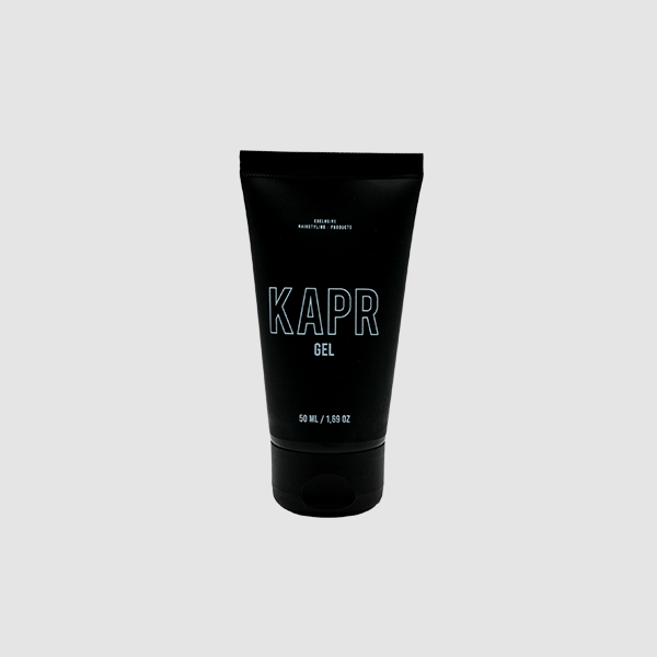 KAPR Gel – zwarte tube met wit logo op grijze achtergrond, compacte professionele haarstylinggel.