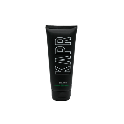 KAPR Gel – zwarte tube met wit logo op transparante achtergrond, sterke hold haarstylinggel.