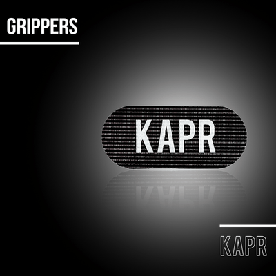 KAPR Grippers op donkere achtergrond met tekst ‘GRIPPERS’ – strak en krachtig productdesign.