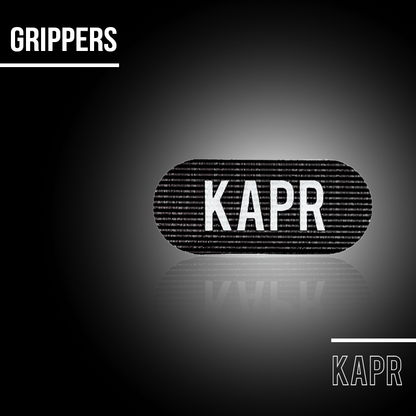 KAPR Grippers op donkere achtergrond met tekst ‘GRIPPERS’ – strak en krachtig productdesign.