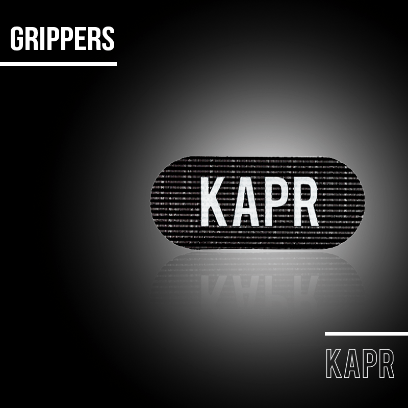 KAPR Grippers op donkere achtergrond met tekst ‘GRIPPERS’ – strak en krachtig productdesign.