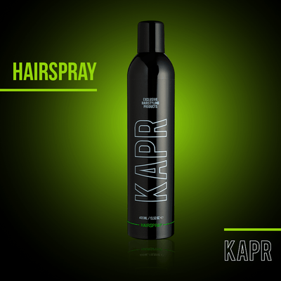 KAPR Hairspray op groene achtergrond met tekst ‘HAIRSPRAY’ – professionele styling spray.