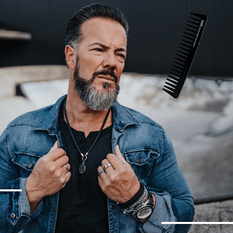 Man met KAPR kam – professionele barbershop kam voor perfecte styling en verzorging.