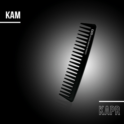 KAPR kam op donkere achtergrond met tekst ‘KAM’ – strak en modern ontwerp.