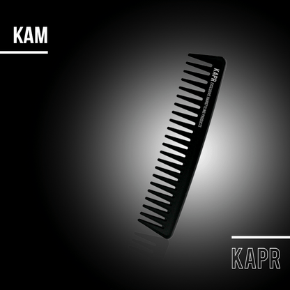 KAPR kam op donkere achtergrond met tekst ‘KAM’ – strak en modern ontwerp.