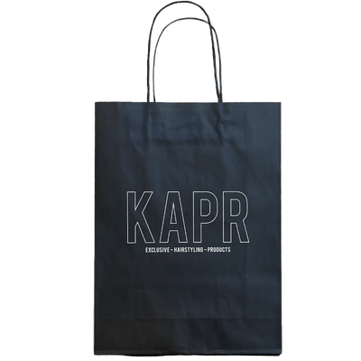 KAPR tas – zwarte papieren tas met wit logo op witte achtergrond, stijlvolle barbershop verpakking.