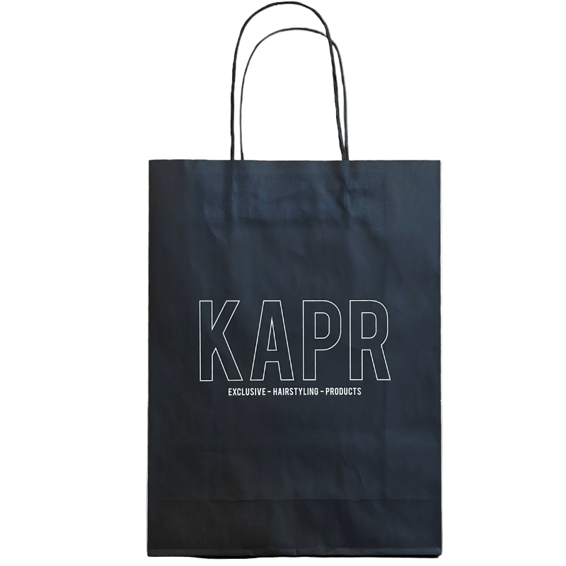 KAPR tas – zwarte papieren tas met wit logo op witte achtergrond, stijlvolle barbershop verpakking.