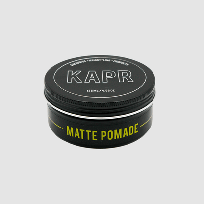 KAPR Matte Pomade – minimalistische productfoto op grijze achtergrond, 60ml verpakking.