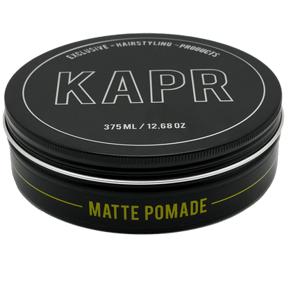 KAPR Matte Pomade – close-up van het deksel met logo, zwarte pot met gele details.