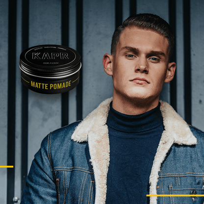 Model met gestylde look, gebruikt KAPR Matte Pomade voor natuurlijke hold.