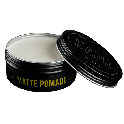 Open pot KAPR Matte Pomade – crème textuur zichtbaar, matte afwerking.