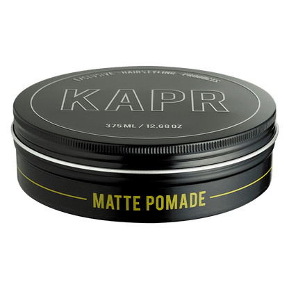 KAPR Matte Pomade – zijaanzicht van pot, subtiele glans met matte uitstraling.