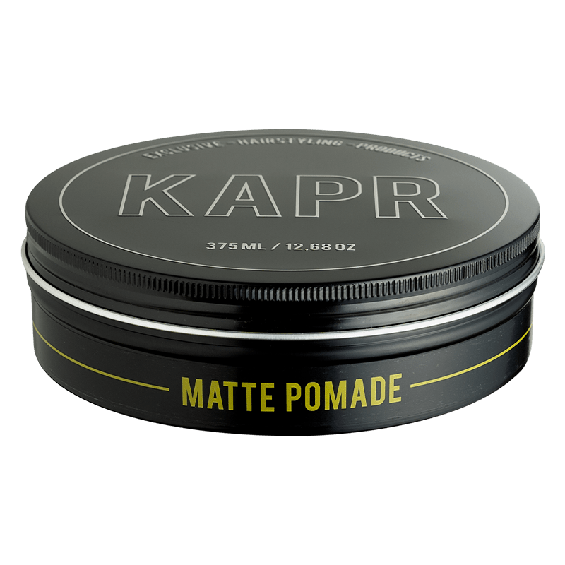 KAPR Matte Pomade – zijaanzicht van pot, subtiele glans met matte uitstraling.