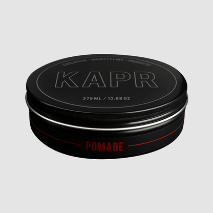 KAPR Pomade – close-up met glanzend deksel en subtiele rode details.