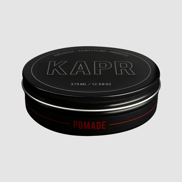 KAPR Pomade – close-up met glanzend deksel en subtiele rode details.