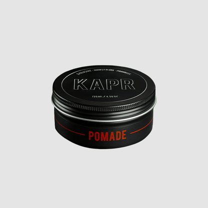 KAPR Pomade – minimalistische productfoto op lichtgrijze achtergrond, 60ml verpakking.