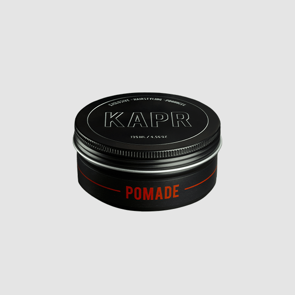 KAPR Pomade – minimalistische productfoto op lichtgrijze achtergrond, 60ml verpakking.