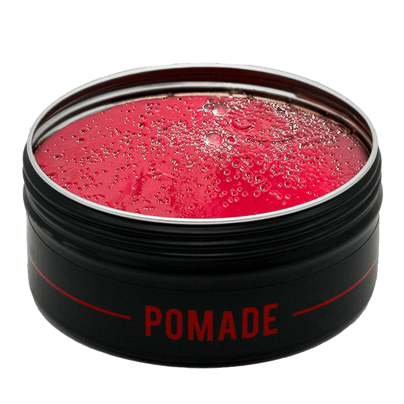 Open pot KAPR Pomade – rode pomade textuur zichtbaar, glanzend effect.