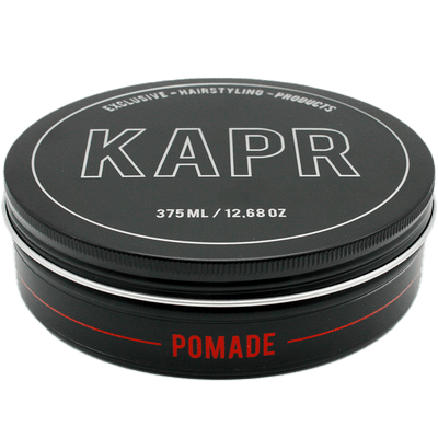 KAPR Pomade – zijaanzicht van pot, luxe uitstraling met rode accenten.