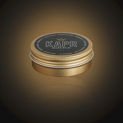 Open blik KAPR baardbalsem met gladde balsem erin.|Premium Beard Balm 60ml blik geplaatst tegen een luxueuze donkere achtergrond.|Een man met baard en een blik Beard Balm in een luxueuze setting|Blik Premium Beard Balm 60ml met de belangrijkste productvoordelen uitgelicht (zachte en soepele baard, verzorgend en voedend, flexible hold & shine).