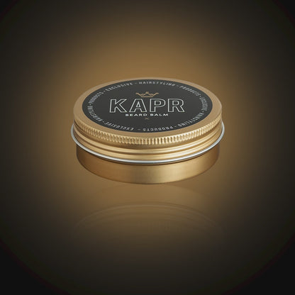 Open blik KAPR baardbalsem met gladde balsem erin.|Premium Beard Balm 60ml blik geplaatst tegen een luxueuze donkere achtergrond.|Een man met baard en een blik Beard Balm in een luxueuze setting|Blik Premium Beard Balm 60ml met de belangrijkste productvoordelen uitgelicht (zachte en soepele baard, verzorgend en voedend, flexible hold & shine).