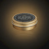 Open blik KAPR baardbalsem met gladde balsem erin.|Premium Beard Balm 60ml blik geplaatst tegen een luxueuze donkere achtergrond.|Een man met baard en een blik Beard Balm in een luxueuze setting|Blik Premium Beard Balm 60ml met de belangrijkste productvoordelen uitgelicht (zachte en soepele baard, verzorgend en voedend, flexible hold & shine).