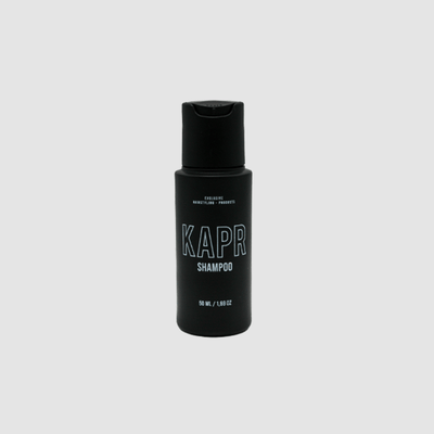 KAPR Face & Beard Wash – zwarte fles met pomp, grijze achtergrond, reinigt gezicht en baard op milde wijze.