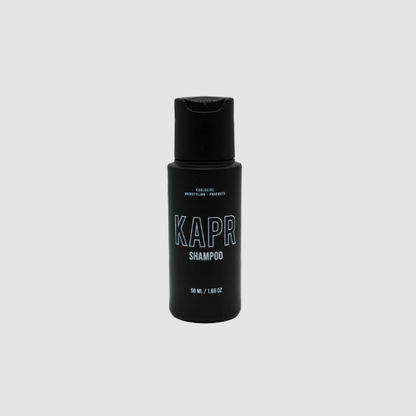 KAPR Face & Beard Wash – zwarte fles met pomp, grijze achtergrond, reinigt gezicht en baard op milde wijze.