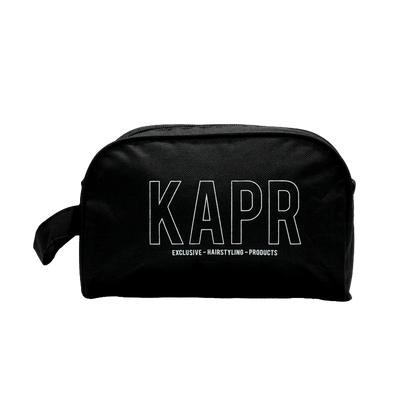 Zwarte KAPR toilettas met wit logo op witte achtergrond – stijlvolle en compacte barbershop tas.