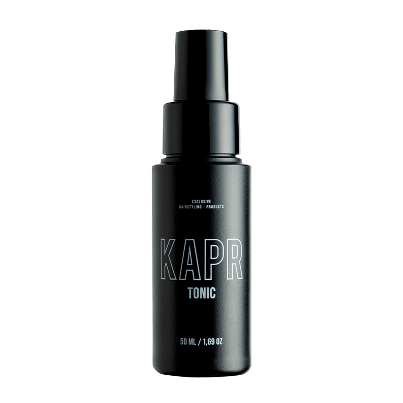 KAPR Tonic – zwarte fles met wit logo op transparante achtergrond, professionele haarverzorging.