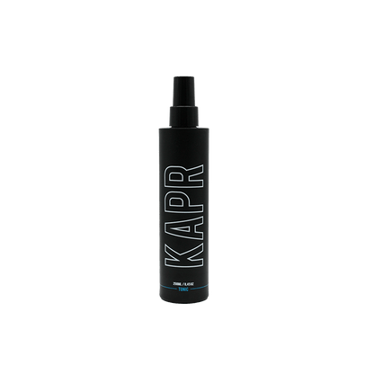 KAPR Tonic – zwarte fles met wit logo op transparante achtergrond, verfrissende haarlotion.