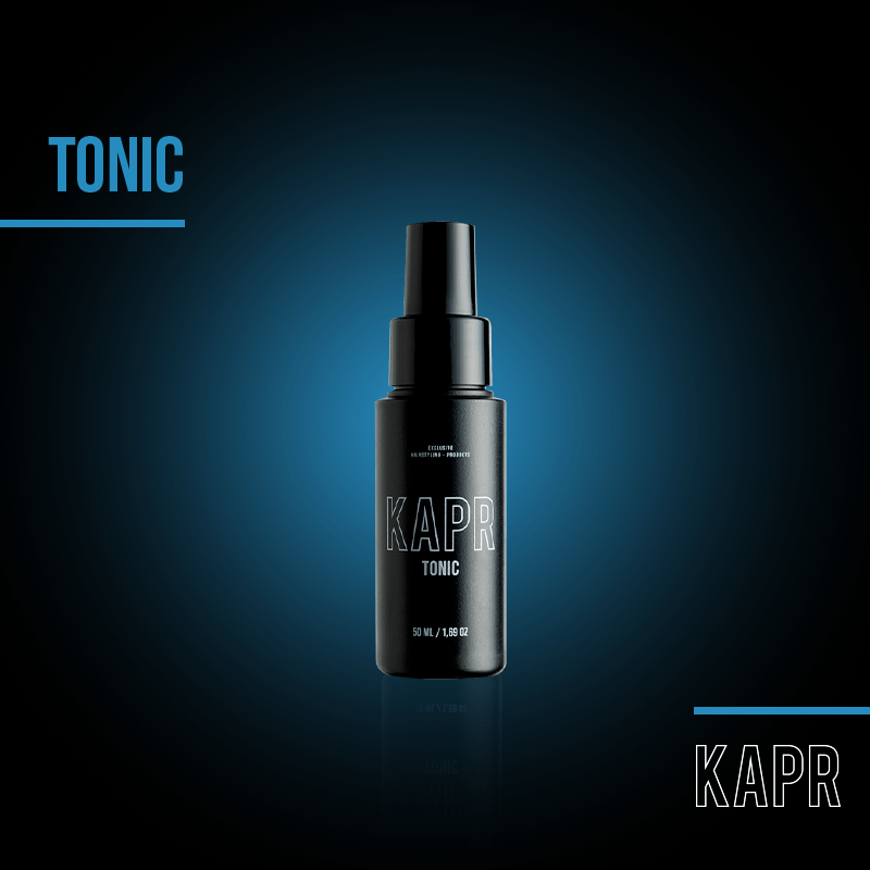 KAPR Tonic – zwarte fles met wit logo op blauwe achtergrond, professionele haarverzorging.