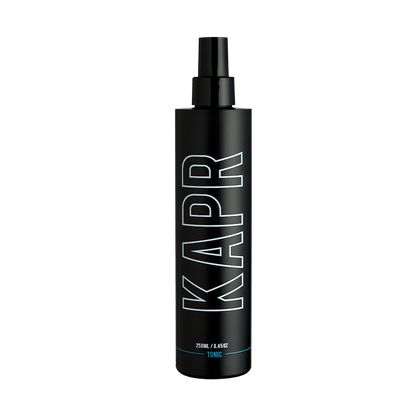 KAPR Tonic – zwarte fles met wit logo op grijze achtergrond, barbershop styling tonic.