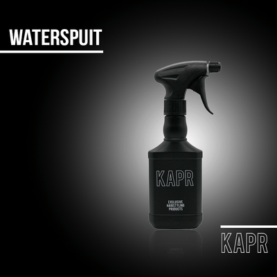 Zwarte KAPR sprayfles op donkere achtergrond met tekst ‘WATERSPUIT’ – professioneel ontwerp.