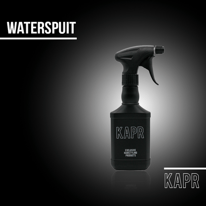 Zwarte KAPR sprayfles op donkere achtergrond met tekst ‘WATERSPUIT’ – professioneel ontwerp.