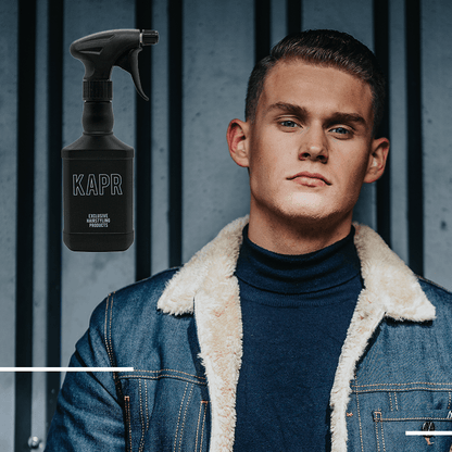KAPR sprayfles – man met waterspuit, gebruikt in barbershop voor styling en verzorging.