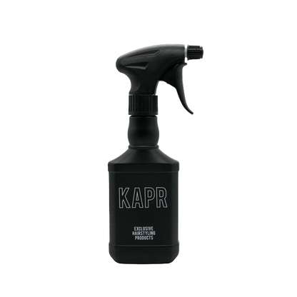 KAPR waterspuit – zwarte barbersprayfles met wit logo op witte achtergrond.