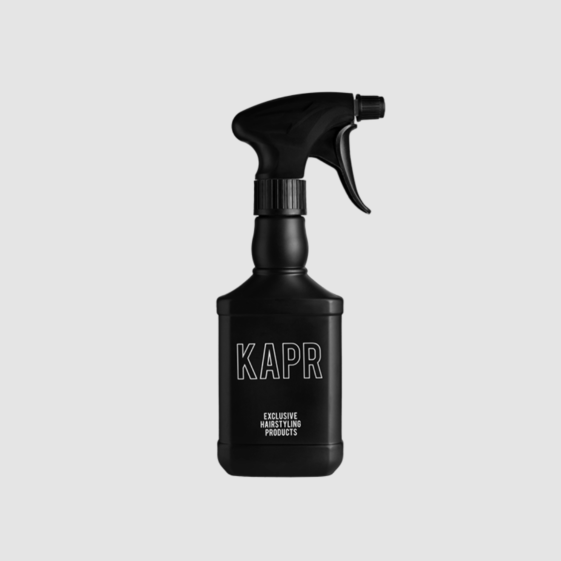 KAPR waterspuit – zwarte sprayfles met wit logo op grijze achtergrond, barbershop accessoire.